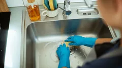 So befreist du deinen Küchenabfluss mit Hausmitteln und wenig Aufwand
